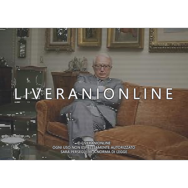 RETROSPETTIVA ENZO BIAGI GIORNALISTA E SCRITTORE E CONDUTTORE TELEVISIVO NELLA FOTO ENZO BIAGI NELLA SUA ABITAZIONE NELL\'ANNO 1985 AG ALDO LIVERANI SAS