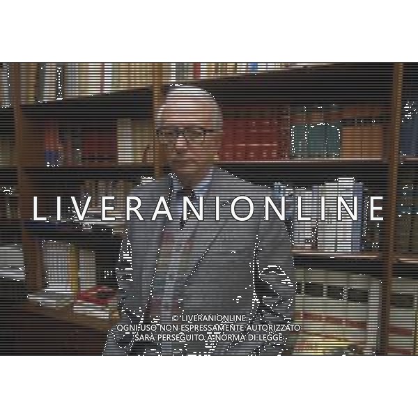 RETROSPETTIVA ENZO BIAGI GIORNALISTA E SCRITTORE E CONDUTTORE TELEVISIVO NELLA FOTO ENZO BIAGI NELLA SUA ABITAZIONE NELL\'ANNO 1985 AG ALDO LIVERANI SAS