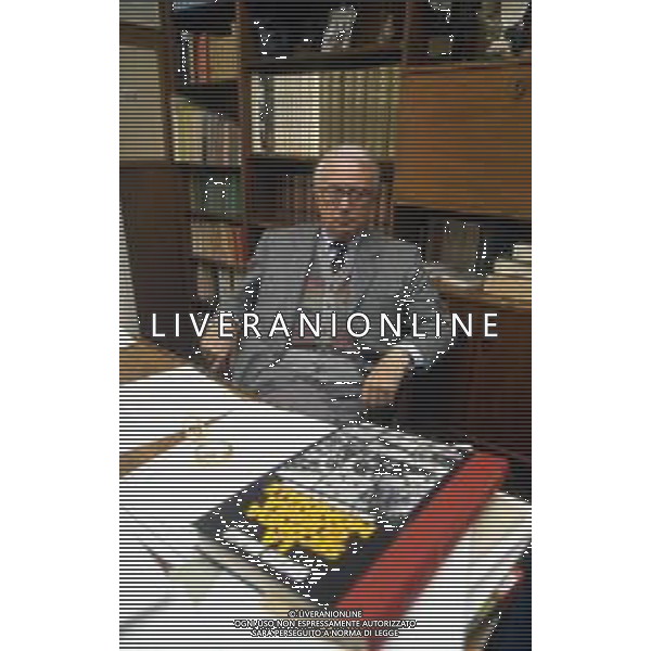 RETROSPETTIVA ENZO BIAGI GIORNALISTA E SCRITTORE E CONDUTTORE TELEVISIVO NELLA FOTO ENZO BIAGI NELLA SUA ABITAZIONE NELL\'ANNO 1985 AG ALDO LIVERANI SAS