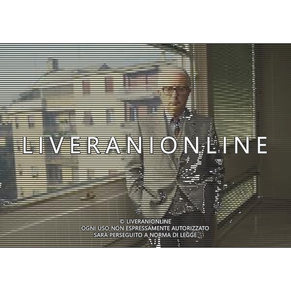 RETROSPETTIVA ENZO BIAGI GIORNALISTA E SCRITTORE E CONDUTTORE TELEVISIVO NELLA FOTO ENZO BIAGI NELLA SUA ABITAZIONE NELL\'ANNO 1985 AG ALDO LIVERANI SAS