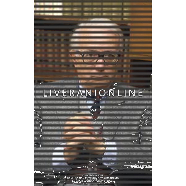 RETROSPETTIVA ENZO BIAGI GIORNALISTA E SCRITTORE E CONDUTTORE TELEVISIVO NELLA FOTO ENZO BIAGI NELLA SUA ABITAZIONE NELL\'ANNO 1985 AG ALDO LIVERANI SAS
