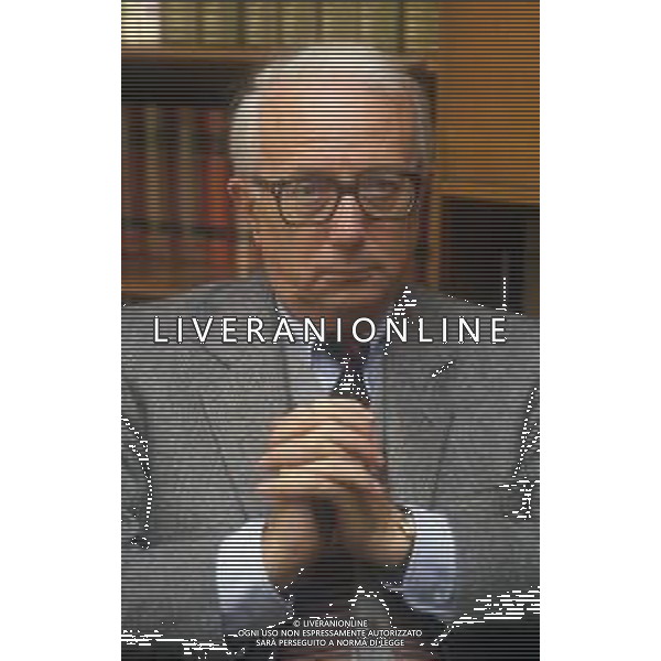 RETROSPETTIVA ENZO BIAGI GIORNALISTA E SCRITTORE E CONDUTTORE TELEVISIVO NELLA FOTO ENZO BIAGI NELLA SUA ABITAZIONE NELL\'ANNO 1985 AG ALDO LIVERANI SAS