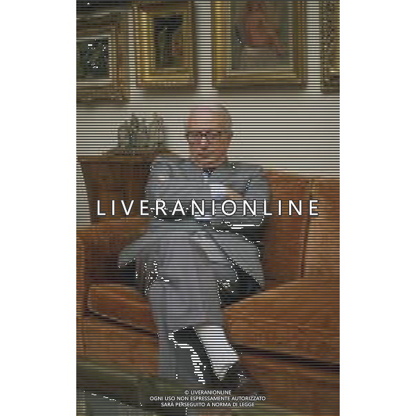 RETROSPETTIVA ENZO BIAGI GIORNALISTA E SCRITTORE E CONDUTTORE TELEVISIVO NELLA FOTO ENZO BIAGI NELLA SUA ABITAZIONE NELL\'ANNO 1985 AG ALDO LIVERANI SAS