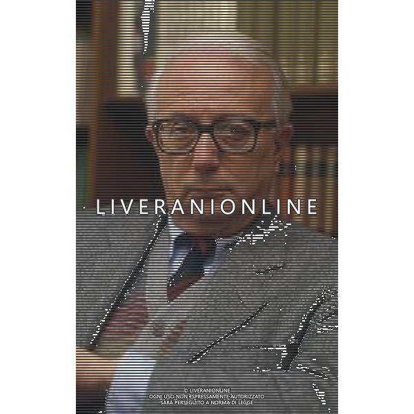 RETROSPETTIVA ENZO BIAGI GIORNALISTA E SCRITTORE E CONDUTTORE TELEVISIVO NELLA FOTO ENZO BIAGI NELLA SUA ABITAZIONE NELL\'ANNO 1985 AG ALDO LIVERANI SAS
