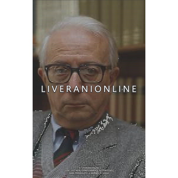RETROSPETTIVA ENZO BIAGI GIORNALISTA E SCRITTORE E CONDUTTORE TELEVISIVO NELLA FOTO ENZO BIAGI NELLA SUA ABITAZIONE NELL\'ANNO 1985 AG ALDO LIVERANI SAS