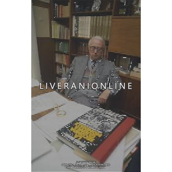 RETROSPETTIVA ENZO BIAGI GIORNALISTA E SCRITTORE E CONDUTTORE TELEVISIVO NELLA FOTO ENZO BIAGI NELLA SUA ABITAZIONE NELL\'ANNO 1985 AG ALDO LIVERANI SAS
