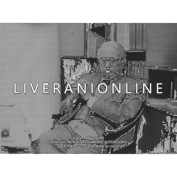 RETROSPETTIVA ENZO BIAGI GIORNALISTA E SCRITTORE E CONDUTTORE TELEVISIVO NELLA FOTO ENZO BIAGI NELLA SUA ABITAZIONE NELL\'ANNO 1985 AG ALDO LIVERANI SAS