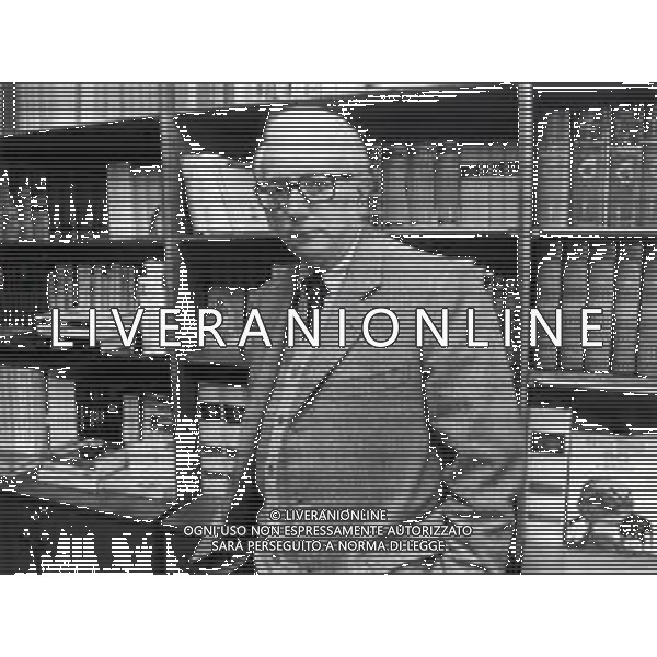 RETROSPETTIVA ENZO BIAGI GIORNALISTA E SCRITTORE E CONDUTTORE TELEVISIVO NELLA FOTO ENZO BIAGI NELLA SUA ABITAZIONE NELL\'ANNO 1985 AG ALDO LIVERANI SAS