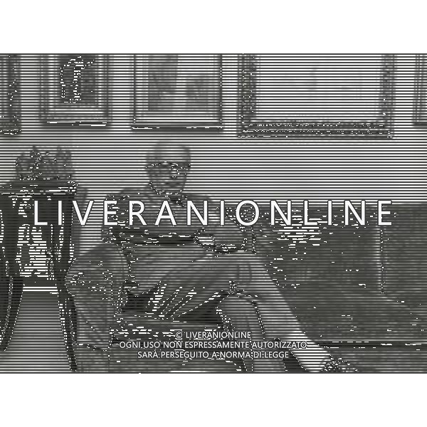 RETROSPETTIVA ENZO BIAGI GIORNALISTA E SCRITTORE E CONDUTTORE TELEVISIVO NELLA FOTO ENZO BIAGI NELLA SUA ABITAZIONE NELL\'ANNO 1985 AG ALDO LIVERANI SAS