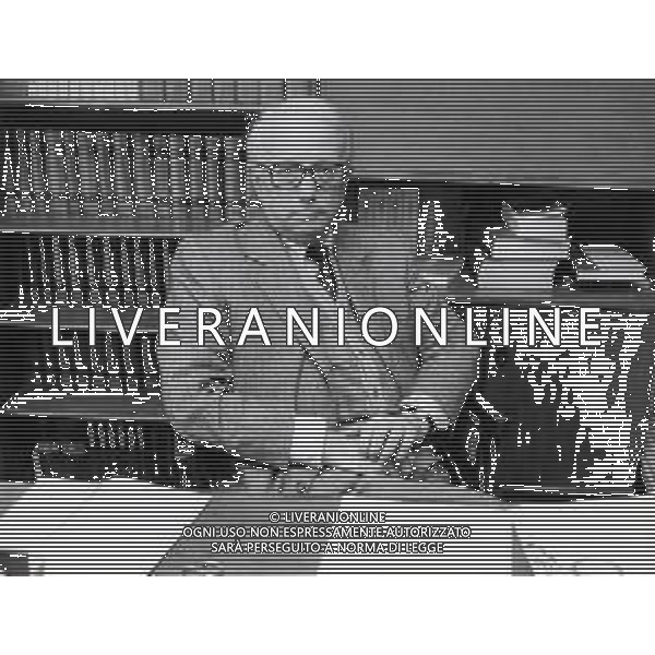 RETROSPETTIVA ENZO BIAGI GIORNALISTA E SCRITTORE E CONDUTTORE TELEVISIVO NELLA FOTO ENZO BIAGI NELLA SUA ABITAZIONE NELL\'ANNO 1985 AG ALDO LIVERANI SAS