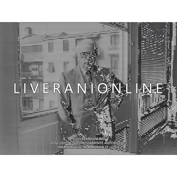 RETROSPETTIVA ENZO BIAGI GIORNALISTA E SCRITTORE E CONDUTTORE TELEVISIVO NELLA FOTO ENZO BIAGI NELLA SUA ABITAZIONE NELL\'ANNO 1985 AG ALDO LIVERANI SAS