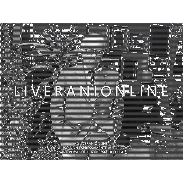 RETROSPETTIVA ENZO BIAGI GIORNALISTA E SCRITTORE E CONDUTTORE TELEVISIVO NELLA FOTO ENZO BIAGI NELLA SUA ABITAZIONE NELL\'ANNO 1985 AG ALDO LIVERANI SAS