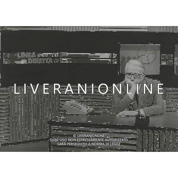 RETROSPETTIVA ENZO BIAGI GIORNALISTA E SCRITTORE E CONDUTTORE TELEVISIVO NELLA FOTO ENZO BIAGI NELLA TRASMISSIONE TELEVISIVA “LINEA DIRETTA“NELL\'ANNO 1985 AG ALDO LIVERANI SAS