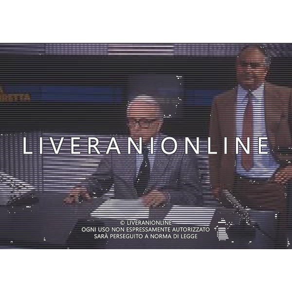 RETROSPETTIVA ENZO BIAGI GIORNALISTA E SCRITTORE E CONDUTTORE TELEVISIVO NELLA FOTO ENZO BIAGI NELLA TRASMISSIONE TELEVISIVA “LINEA DIRETTA“NELL\'ANNO 1985 AG ALDO LIVERANI SAS