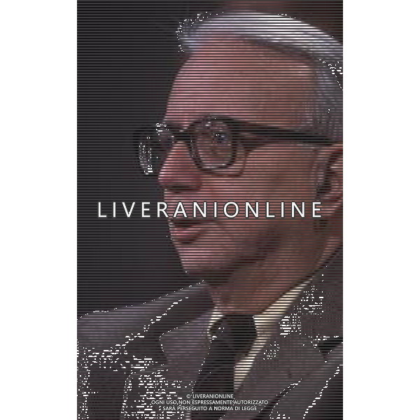 RETROSPETTIVA ENZO BIAGI GIORNALISTA E SCRITTORE E CONDUTTORE TELEVISIVO NELLA FOTO ENZO BIAGI NELLA TRASMISSIONE TELEVISIVA “LINEA DIRETTA“NELL\'ANNO 1985 AG ALDO LIVERANI SAS