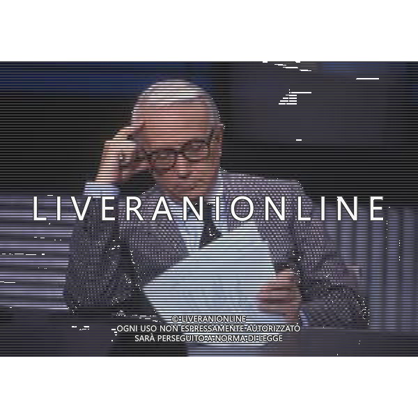 RETROSPETTIVA ENZO BIAGI GIORNALISTA E SCRITTORE E CONDUTTORE TELEVISIVO NELLA FOTO ENZO BIAGI NELLA TRASMISSIONE TELEVISIVA “LINEA DIRETTA“NELL\'ANNO 1985 AG ALDO LIVERANI SAS