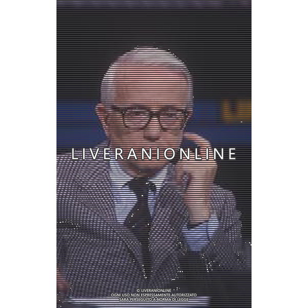RETROSPETTIVA ENZO BIAGI GIORNALISTA E SCRITTORE E CONDUTTORE TELEVISIVO NELLA FOTO ENZO BIAGI NELLA TRASMISSIONE TELEVISIVA “LINEA DIRETTA“NELL\'ANNO 1985 AG ALDO LIVERANI SAS