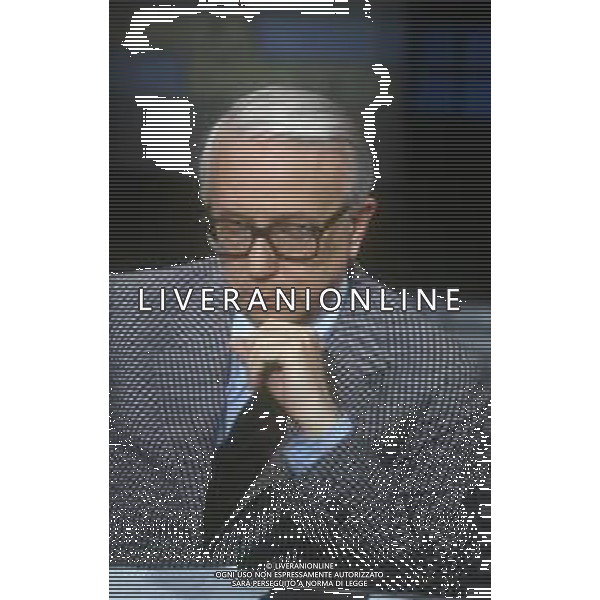 RETROSPETTIVA ENZO BIAGI GIORNALISTA E SCRITTORE E CONDUTTORE TELEVISIVO NELLA FOTO ENZO BIAGI NELLA TRASMISSIONE TELEVISIVA “LINEA DIRETTA“NELL\'ANNO 1985 AG ALDO LIVERANI SAS