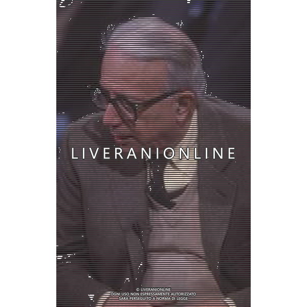 RETROSPETTIVA ENZO BIAGI GIORNALISTA E SCRITTORE E CONDUTTORE TELEVISIVO NELLA FOTO ENZO BIAGI NELLA TRASMISSIONE TELEVISIVA “LINEA DIRETTA“NELL\'ANNO 1985 AG ALDO LIVERANI SAS