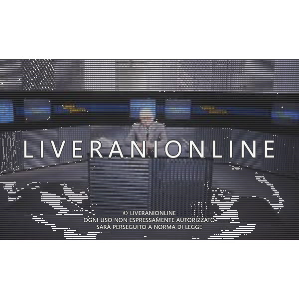 RETROSPETTIVA ENZO BIAGI GIORNALISTA E SCRITTORE E CONDUTTORE TELEVISIVO NELLA FOTO ENZO BIAGI NELLA TRASMISSIONE TELEVISIVA “LINEA DIRETTA“NELL\'ANNO 1985 AG ALDO LIVERANI SAS