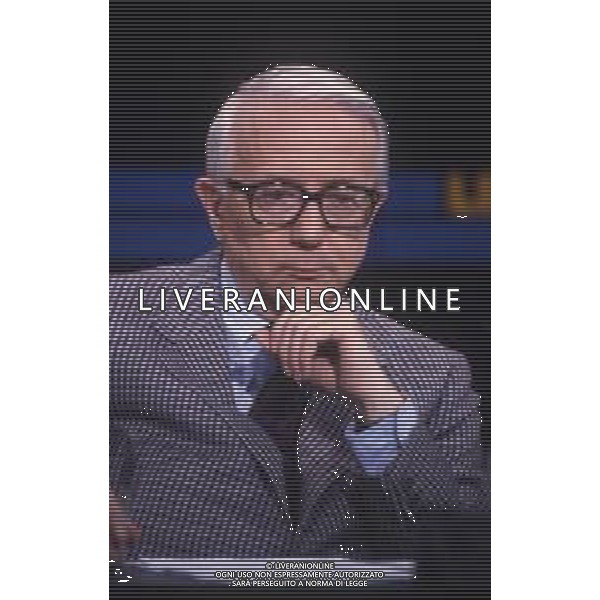 RETROSPETTIVA ENZO BIAGI GIORNALISTA E SCRITTORE E CONDUTTORE TELEVISIVO NELLA FOTO ENZO BIAGI NELLA TRASMISSIONE TELEVISIVA “LINEA DIRETTA“NELL\'ANNO 1985 AG ALDO LIVERANI SAS