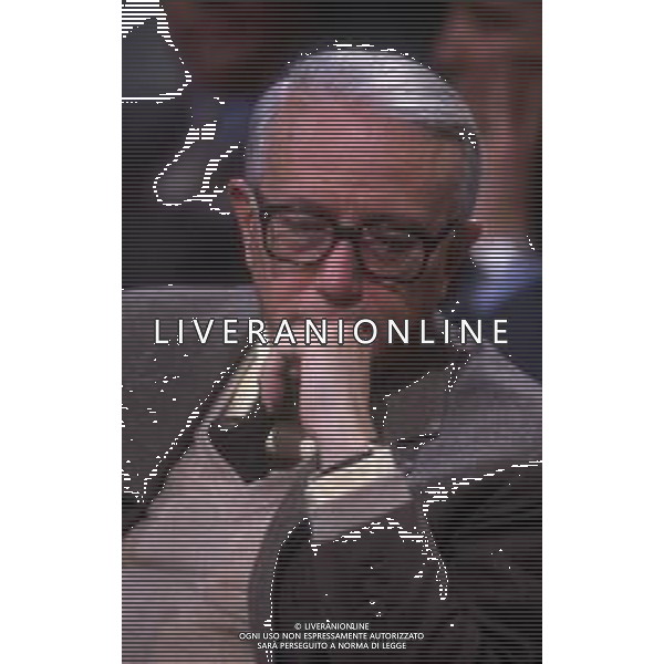 RETROSPETTIVA ENZO BIAGI GIORNALISTA E SCRITTORE E CONDUTTORE TELEVISIVO NELLA FOTO ENZO BIAGI NELLA TRASMISSIONE TELEVISIVA “LINEA DIRETTA“NELL\'ANNO 1985 AG ALDO LIVERANI SAS