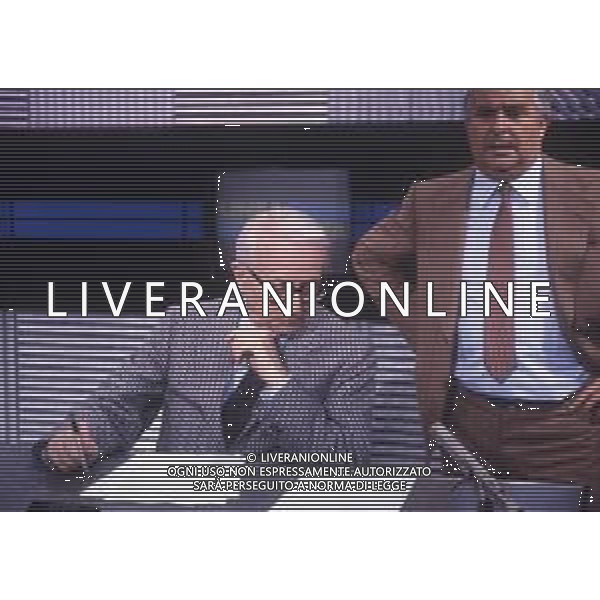 RETROSPETTIVA ENZO BIAGI GIORNALISTA E SCRITTORE E CONDUTTORE TELEVISIVO NELLA FOTO ENZO BIAGI NELLA TRASMISSIONE TELEVISIVA “LINEA DIRETTA“NELL\'ANNO 1985 AG ALDO LIVERANI SAS