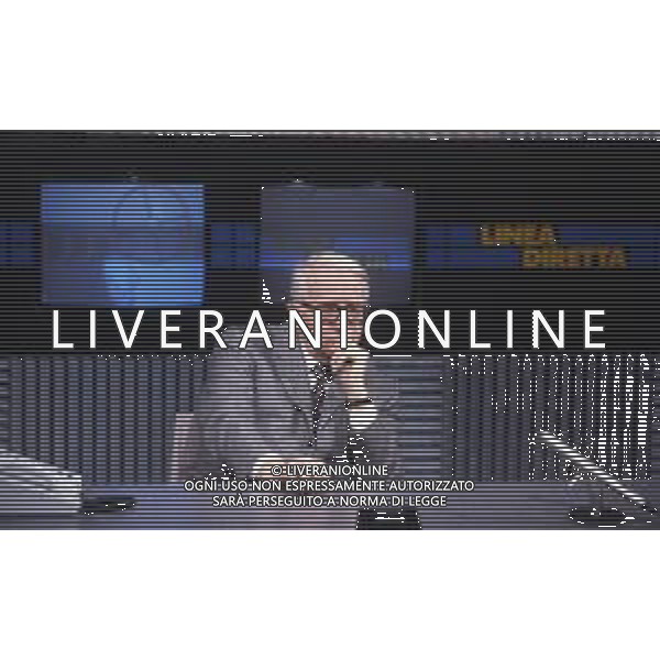 RETROSPETTIVA ENZO BIAGI GIORNALISTA E SCRITTORE E CONDUTTORE TELEVISIVO NELLA FOTO ENZO BIAGI NELLA TRASMISSIONE TELEVISIVA “LINEA DIRETTA“NELL\'ANNO 1985 AG ALDO LIVERANI SAS