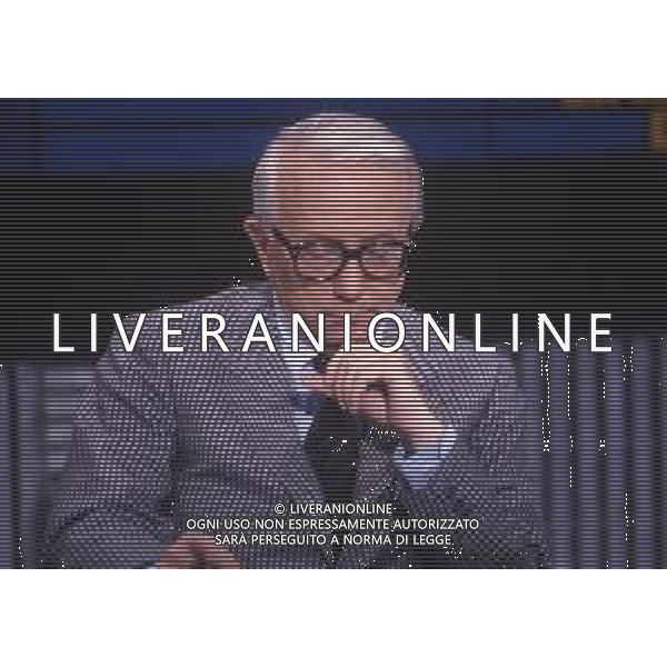 RETROSPETTIVA ENZO BIAGI GIORNALISTA E SCRITTORE E CONDUTTORE TELEVISIVO NELLA FOTO ENZO BIAGI NELLA TRASMISSIONE TELEVISIVA “LINEA DIRETTA“NELL\'ANNO 1985 AG ALDO LIVERANI SAS