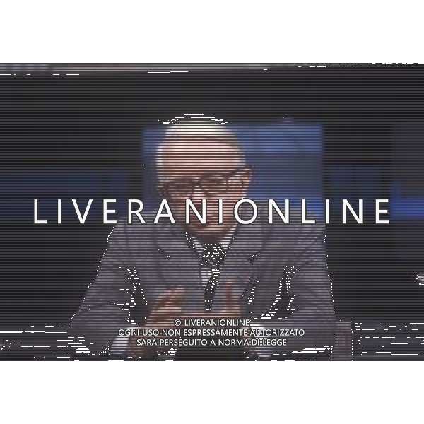 RETROSPETTIVA ENZO BIAGI GIORNALISTA E SCRITTORE E CONDUTTORE TELEVISIVO NELLA FOTO ENZO BIAGI NELLA TRASMISSIONE TELEVISIVA “LINEA DIRETTA“NELL\'ANNO 1985 AG ALDO LIVERANI SAS