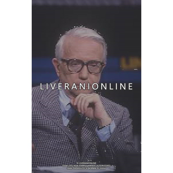 RETROSPETTIVA ENZO BIAGI GIORNALISTA E SCRITTORE E CONDUTTORE TELEVISIVO NELLA FOTO ENZO BIAGI NELLA TRASMISSIONE TELEVISIVA “LINEA DIRETTA“NELL\'ANNO 1985 AG ALDO LIVERANI SAS
