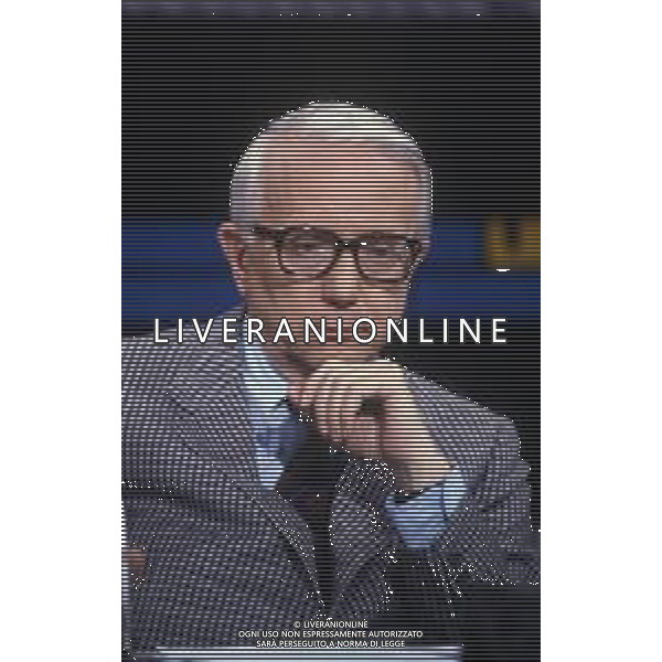 RETROSPETTIVA ENZO BIAGI GIORNALISTA E SCRITTORE E CONDUTTORE TELEVISIVO NELLA FOTO ENZO BIAGI NELLA TRASMISSIONE TELEVISIVA “LINEA DIRETTA“NELL\'ANNO 1985 AG ALDO LIVERANI SAS
