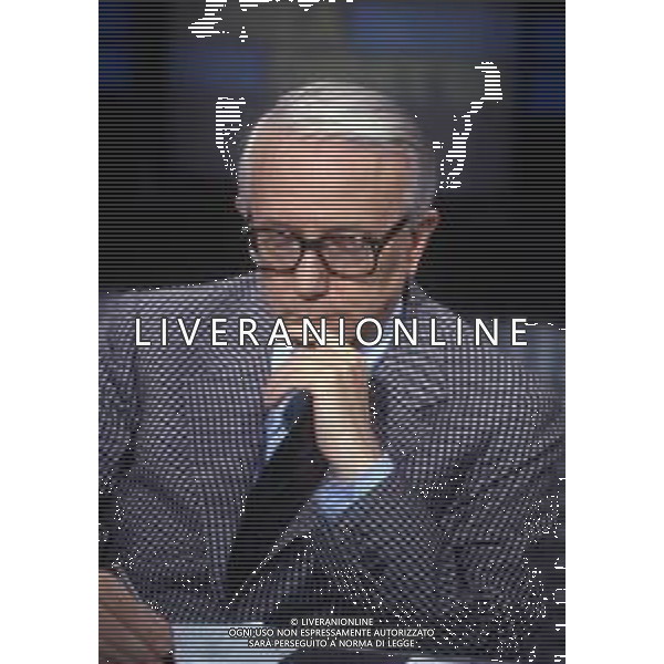 RETROSPETTIVA ENZO BIAGI GIORNALISTA E SCRITTORE E CONDUTTORE TELEVISIVO NELLA FOTO ENZO BIAGI NELLA TRASMISSIONE TELEVISIVA “LINEA DIRETTA“NELL\'ANNO 1985 AG ALDO LIVERANI SAS