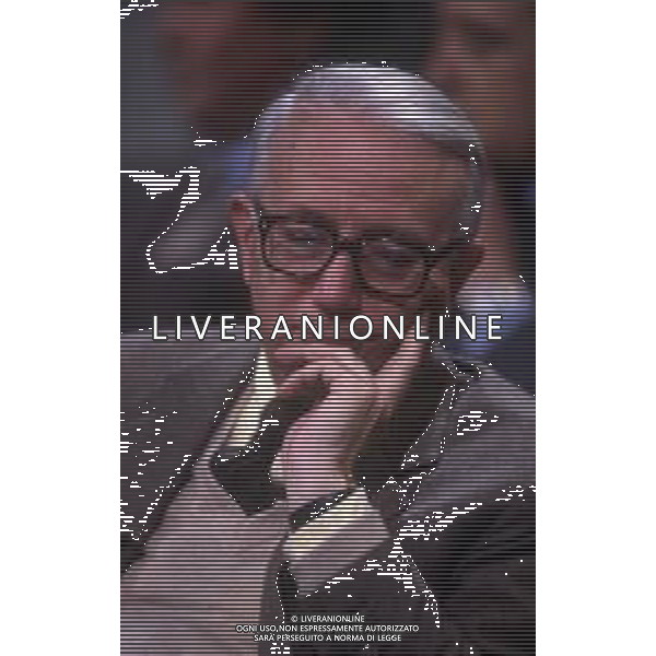 RETROSPETTIVA ENZO BIAGI GIORNALISTA E SCRITTORE E CONDUTTORE TELEVISIVO NELLA FOTO ENZO BIAGI NELLA TRASMISSIONE TELEVISIVA “LINEA DIRETTA“NELL\'ANNO 1985 AG ALDO LIVERANI SAS