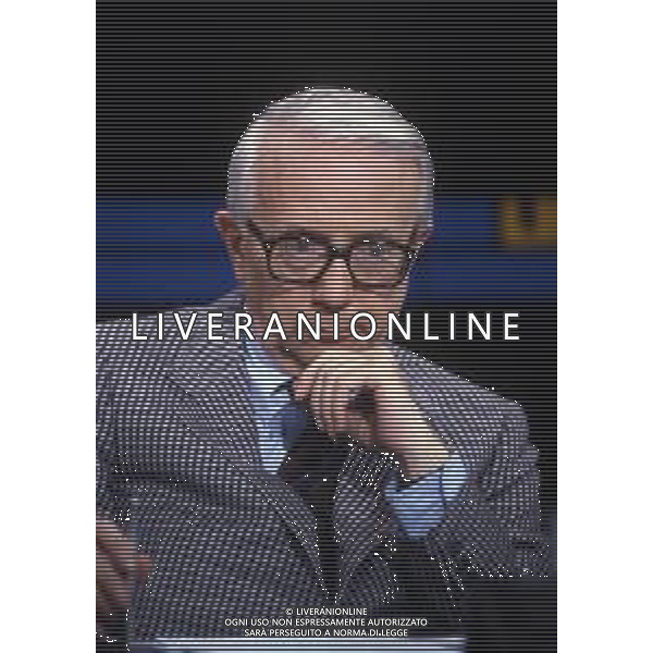 RETROSPETTIVA ENZO BIAGI GIORNALISTA E SCRITTORE E CONDUTTORE TELEVISIVO NELLA FOTO ENZO BIAGI NELLA TRASMISSIONE TELEVISIVA “LINEA DIRETTA“NELL\'ANNO 1985 AG ALDO LIVERANI SAS