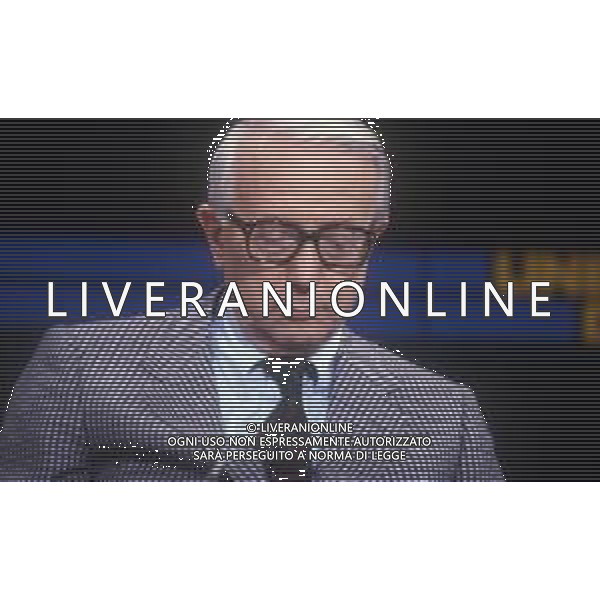 RETROSPETTIVA ENZO BIAGI GIORNALISTA E SCRITTORE E CONDUTTORE TELEVISIVO NELLA FOTO ENZO BIAGI NELLA TRASMISSIONE TELEVISIVA “LINEA DIRETTA“NELL\'ANNO 1985 AG ALDO LIVERANI SAS