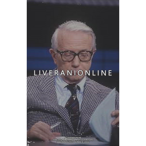 RETROSPETTIVA ENZO BIAGI GIORNALISTA E SCRITTORE E CONDUTTORE TELEVISIVO NELLA FOTO ENZO BIAGI NELLA TRASMISSIONE TELEVISIVA “LINEA DIRETTA“NELL\'ANNO 1985 AG ALDO LIVERANI SAS