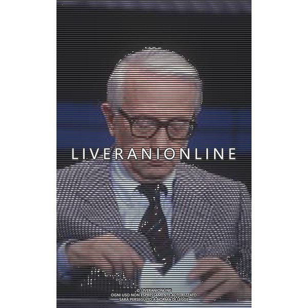 RETROSPETTIVA ENZO BIAGI GIORNALISTA E SCRITTORE E CONDUTTORE TELEVISIVO NELLA FOTO ENZO BIAGI NELLA TRASMISSIONE TELEVISIVA “LINEA DIRETTA“NELL\'ANNO 1985 AG ALDO LIVERANI SAS