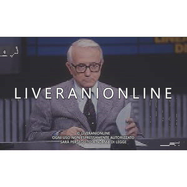 RETROSPETTIVA ENZO BIAGI GIORNALISTA E SCRITTORE E CONDUTTORE TELEVISIVO NELLA FOTO ENZO BIAGI NELLA TRASMISSIONE TELEVISIVA “LINEA DIRETTA“NELL\'ANNO 1985 AG ALDO LIVERANI SAS