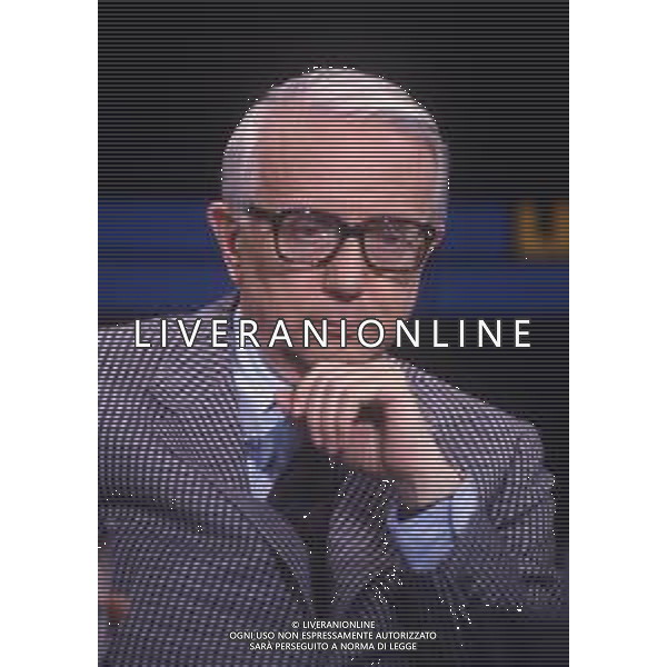 RETROSPETTIVA ENZO BIAGI GIORNALISTA E SCRITTORE E CONDUTTORE TELEVISIVO NELLA FOTO ENZO BIAGI NELLA TRASMISSIONE TELEVISIVA “LINEA DIRETTA“NELL\'ANNO 1985 AG ALDO LIVERANI SAS