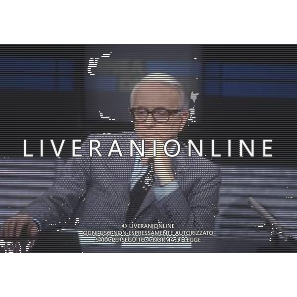 RETROSPETTIVA ENZO BIAGI GIORNALISTA E SCRITTORE E CONDUTTORE TELEVISIVO NELLA FOTO ENZO BIAGI NELLA TRASMISSIONE TELEVISIVA “LINEA DIRETTA“NELL\'ANNO 1985 AG ALDO LIVERANI SAS