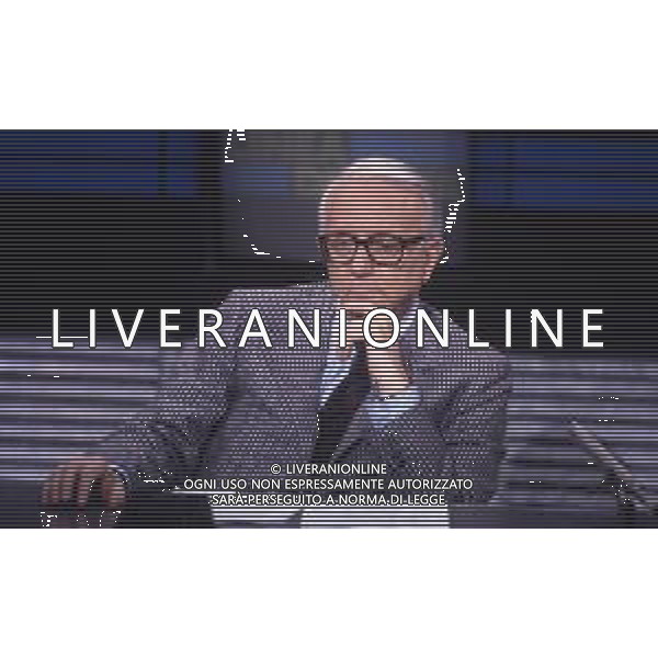 RETROSPETTIVA ENZO BIAGI GIORNALISTA E SCRITTORE E CONDUTTORE TELEVISIVO NELLA FOTO ENZO BIAGI NELLA TRASMISSIONE TELEVISIVA “LINEA DIRETTA“NELL\'ANNO 1985 AG ALDO LIVERANI SAS