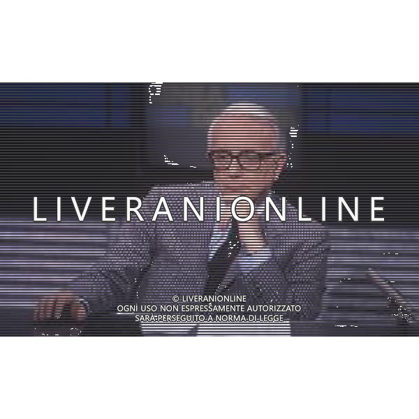RETROSPETTIVA ENZO BIAGI GIORNALISTA E SCRITTORE E CONDUTTORE TELEVISIVO NELLA FOTO ENZO BIAGI NELLA TRASMISSIONE TELEVISIVA “LINEA DIRETTA“NELL\'ANNO 1985 AG ALDO LIVERANI SAS