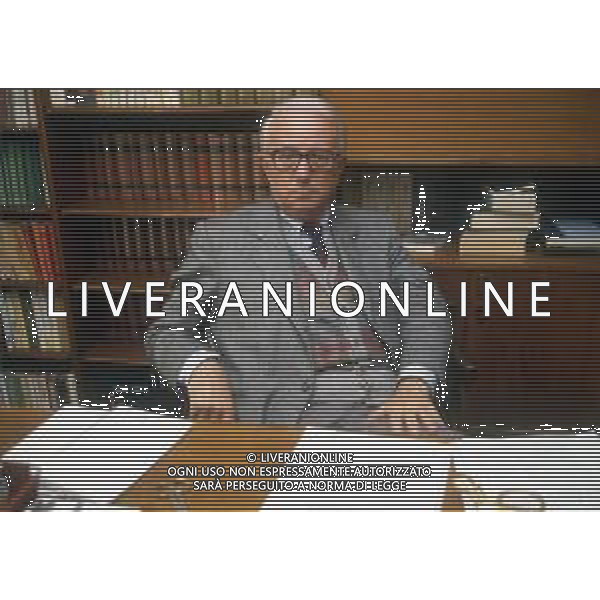 RETROSPETTIVA ENZO BIAGI GIORNALISTA E SCRITTORE E CONDUTTORE TELEVISIVO NELLA FOTO ENZO BIAGI NELLA SUA ABITAZIONE NELL\'ANNO 1985 AG ALDO LIVERANI SAS