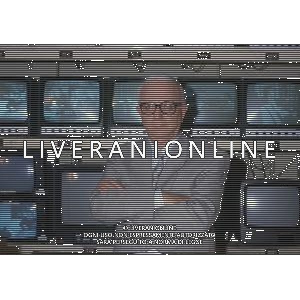 RETROSPETTIVA ENZO BIAGI GIORNALISTA E SCRITTORE E CONDUTTORE TELEVISIVO NELLA FOTO ENZO BIAGI NELLA TRASMISSIONE TELEVISIVA “IL CASO“ NELL\'ANNO 1985 AG ALDO LIVERANI SAS