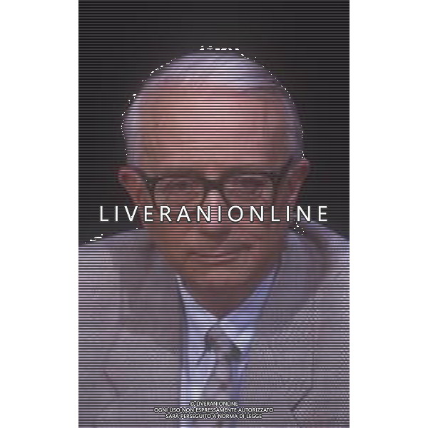 RETROSPETTIVA ENZO BIAGI GIORNALISTA E SCRITTORE E CONDUTTORE TELEVISIVO NELLA FOTO ENZO BIAGI NELLA TRASMISSIONE TELEVISIVA “IL CASO“ NELL\'ANNO 1985 AG ALDO LIVERANI SAS