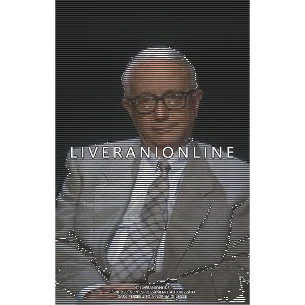 RETROSPETTIVA ENZO BIAGI GIORNALISTA E SCRITTORE E CONDUTTORE TELEVISIVO NELLA FOTO ENZO BIAGI NELLA TRASMISSIONE TELEVISIVA “IL CASO“ NELL\'ANNO 1985 AG ALDO LIVERANI SAS