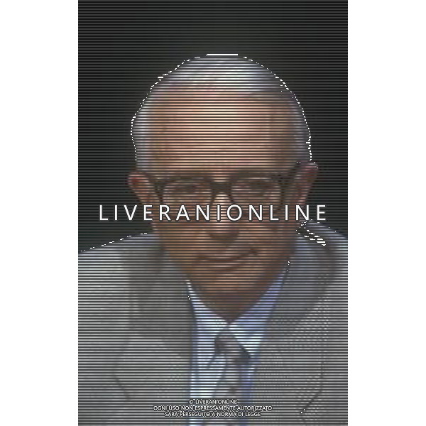 RETROSPETTIVA ENZO BIAGI GIORNALISTA E SCRITTORE E CONDUTTORE TELEVISIVO NELLA FOTO ENZO BIAGI NELLA TRASMISSIONE TELEVISIVA “IL CASO“ NELL\'ANNO 1985 AG ALDO LIVERANI SAS