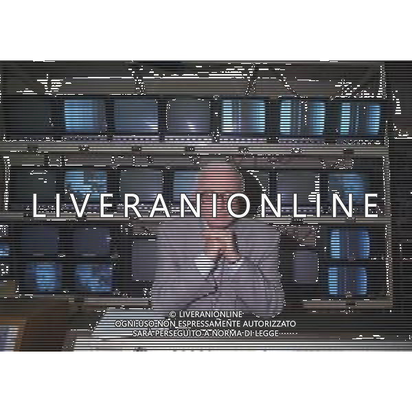 RETROSPETTIVA ENZO BIAGI GIORNALISTA E SCRITTORE E CONDUTTORE TELEVISIVO NELLA FOTO ENZO BIAGI NELLA TRASMISSIONE TELEVISIVA “IL CASO“ NELL\'ANNO 1985 AG ALDO LIVERANI SAS