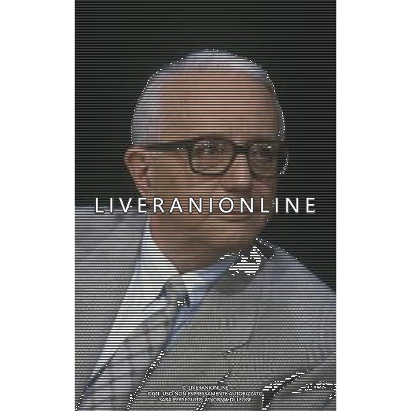 RETROSPETTIVA ENZO BIAGI GIORNALISTA E SCRITTORE E CONDUTTORE TELEVISIVO NELLA FOTO ENZO BIAGI NELLA TRASMISSIONE TELEVISIVA “IL CASO“ NELL\'ANNO 1985 AG ALDO LIVERANI SAS